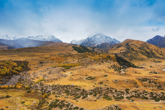 西藏格聂神山和草原牧场美景