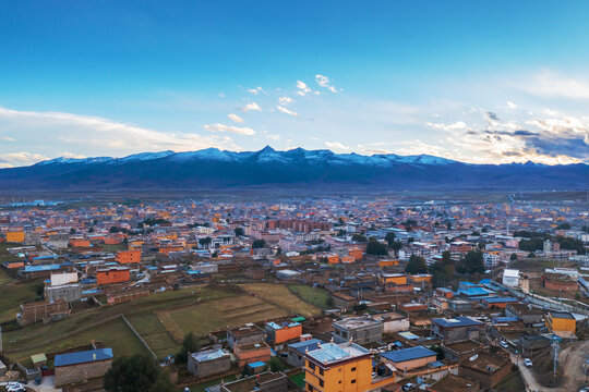 西藏高原山区佛教寺庙和草原美景