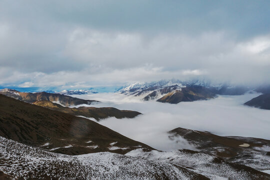 中国西藏格聂神山和云海美景