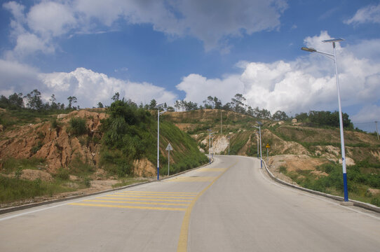 山岭水泥路坡路