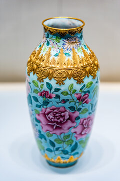 北京故宫的清代画珐琅花卉纹瓶