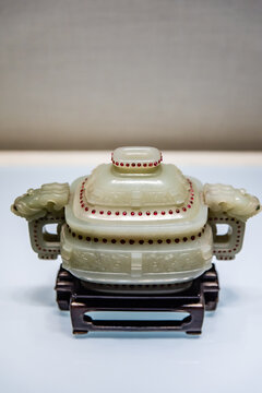 北京故宫清代青玉嵌红宝石炉瓶盒