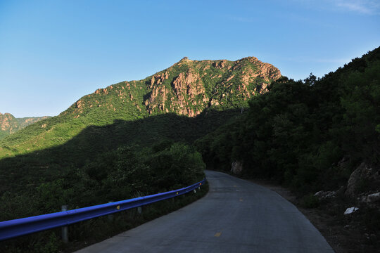 山区道路插图