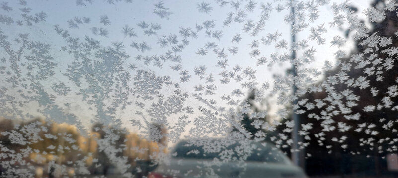 车窗上的雪花