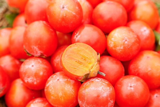 地上摆放着珍珠蜜柿