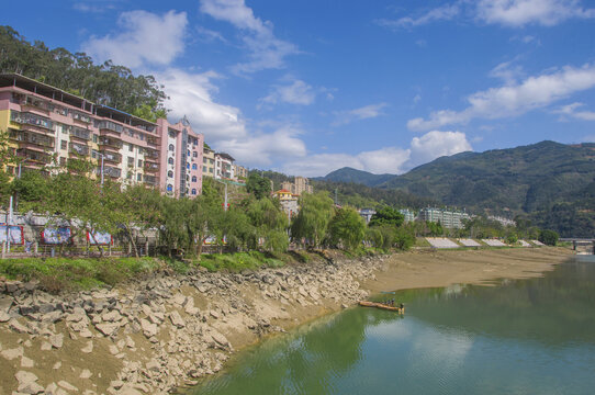 华安县城江边风景