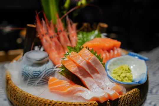 三文鱼刺身拼盘日本料理美食
