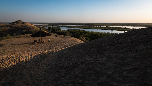 黄河边的沙丘