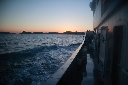 出海渔船海岛夕阳落海浪风浪出海
