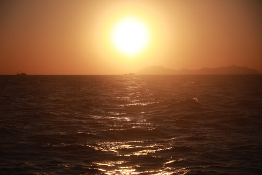 夕阳朝阳日出日落海上海平面光泽