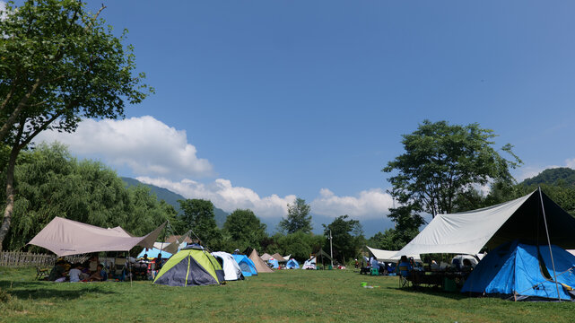 白天的露营基地