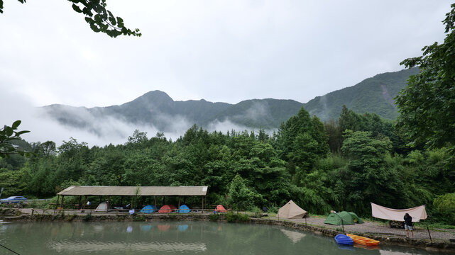 云雾环绕的露营基地