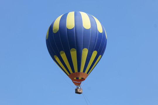 蓝色天空上的热气球