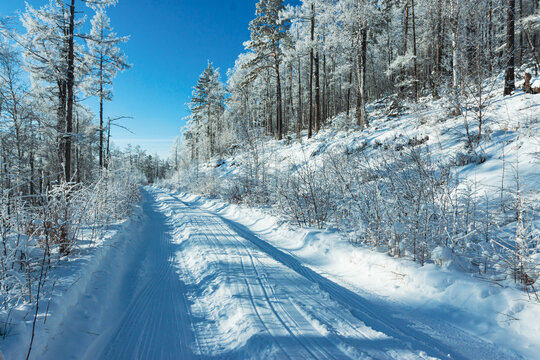 大兴安岭冬季森林积雪道路