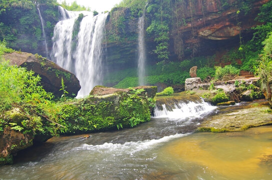 旅游景点瀑布风景流水景观