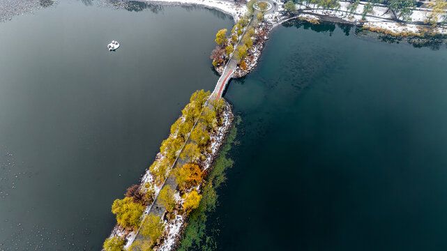 初雪后的中国长春南湖公园雪景