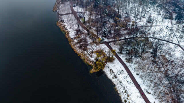 初雪后的中国长春南湖公园雪景