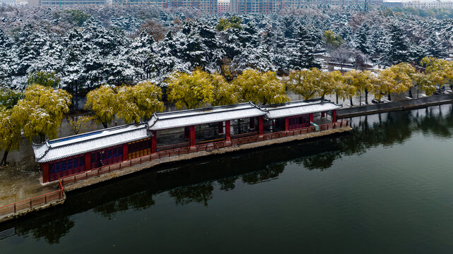 雪后的长春南湖公园l凉亭景观