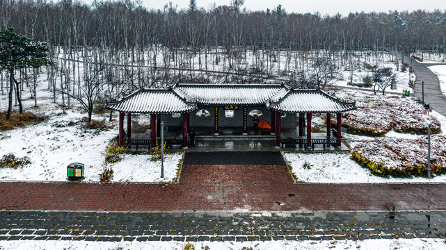 雪后的长春南湖公园凉亭景观