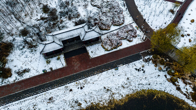 雪后的长春南湖公园凉亭景观