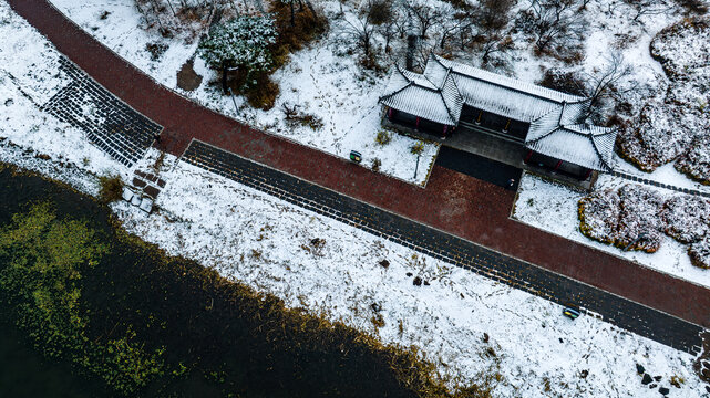 雪后的长春南湖公园凉亭景观