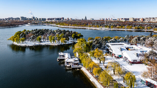 雪后的长春南湖公园船台景观