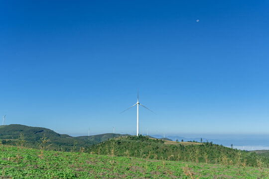 山顶上的风力发电机