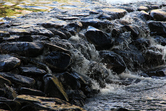 小溪河边石头