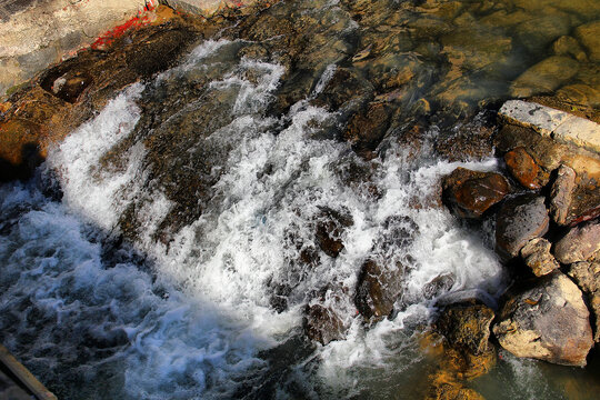 溪流河边石头山泉瀑布