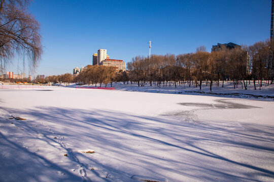 吉林市冰雪覆盖下的江滨公园