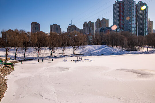 吉林市冰雪覆盖下的江滨公园