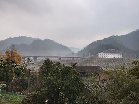 大山里的高铁路