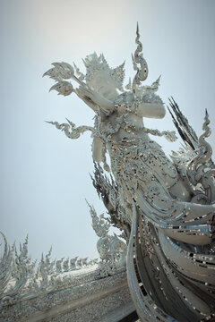 泰国清莱白庙雕塑摄影逆光