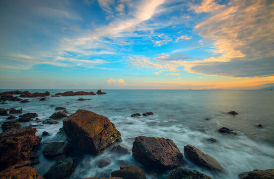 夕阳下的海湾