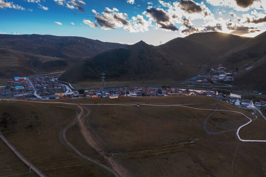 西藏格聂神山和高原城镇美景