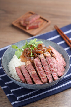 日式肥牛牛丼饭