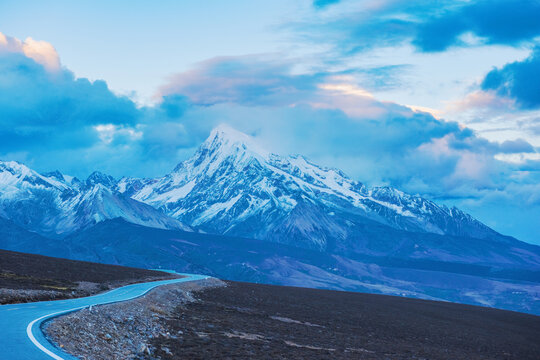 西藏格聂神山和高原公路美景