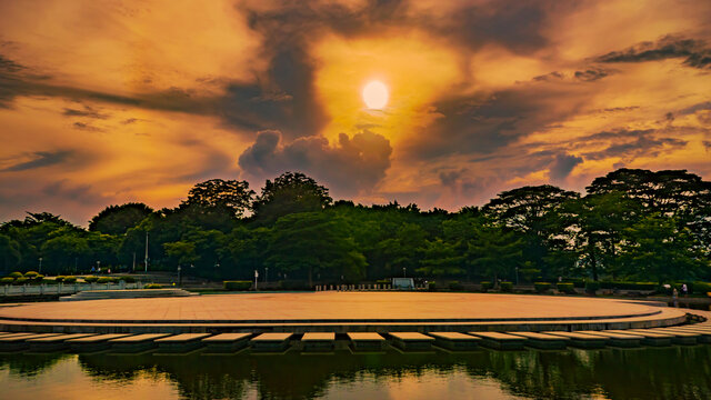 夕阳和湖台