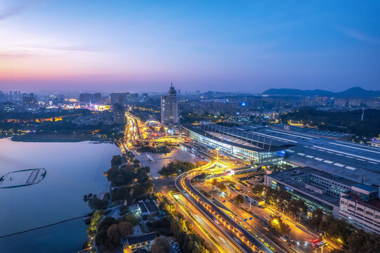 航拍玄武湖畔南京站夜景