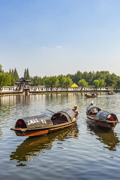 东湖风景区乌篷船