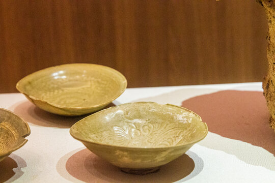 宋菊纹青瓷碗