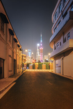 上海陆家嘴高楼与街巷夜景