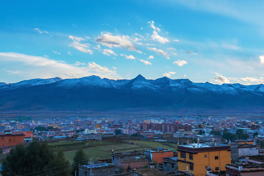 西藏高原山区城市和草原美景