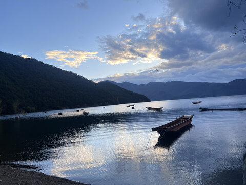 船舶水流清澈蓝天白云旅游景点