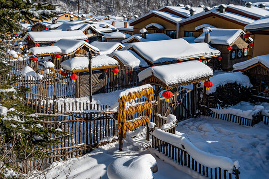 中国雪乡雪后的房屋与庭院景观