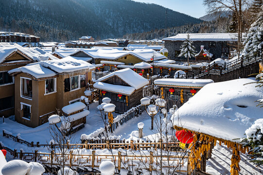 中国雪乡雪后的房屋与庭院景观