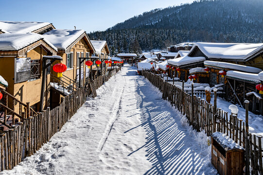 中国雪乡雪后的房屋与庭院景观