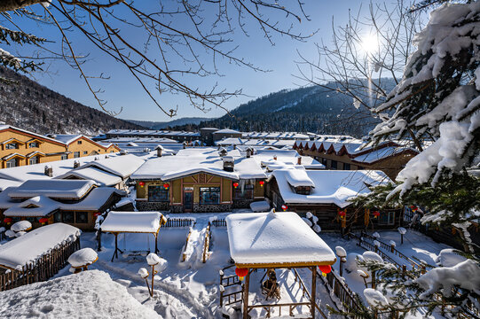 中国雪乡雪后的房屋与庭院景观