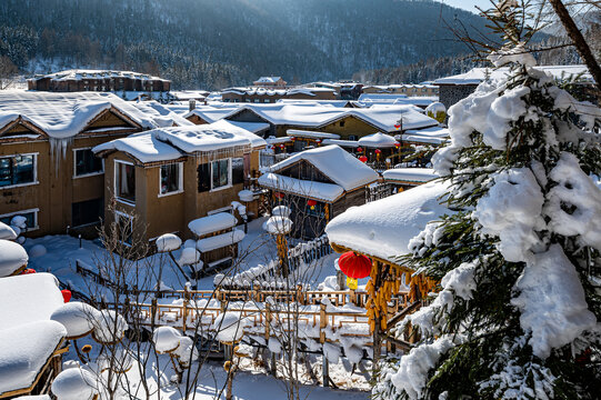 中国雪乡雪后的房屋与庭院景观