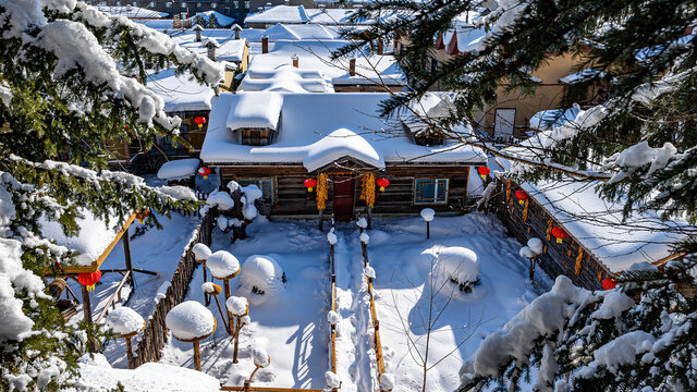 中国雪乡雪后的房屋与庭院景观